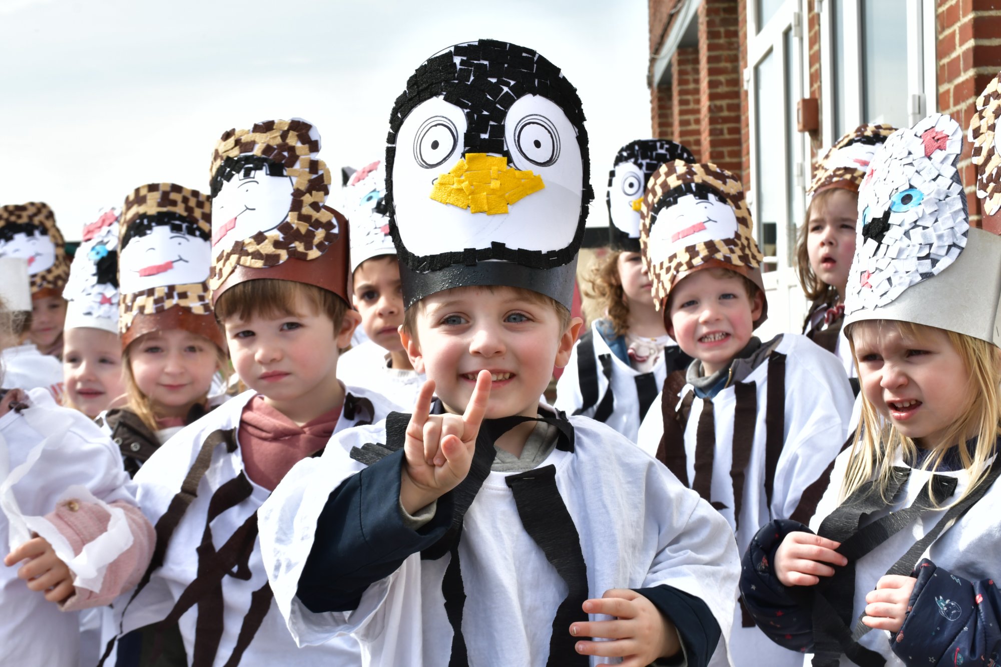Enfants déguisés en pingouins pour le carnaval de l'école
