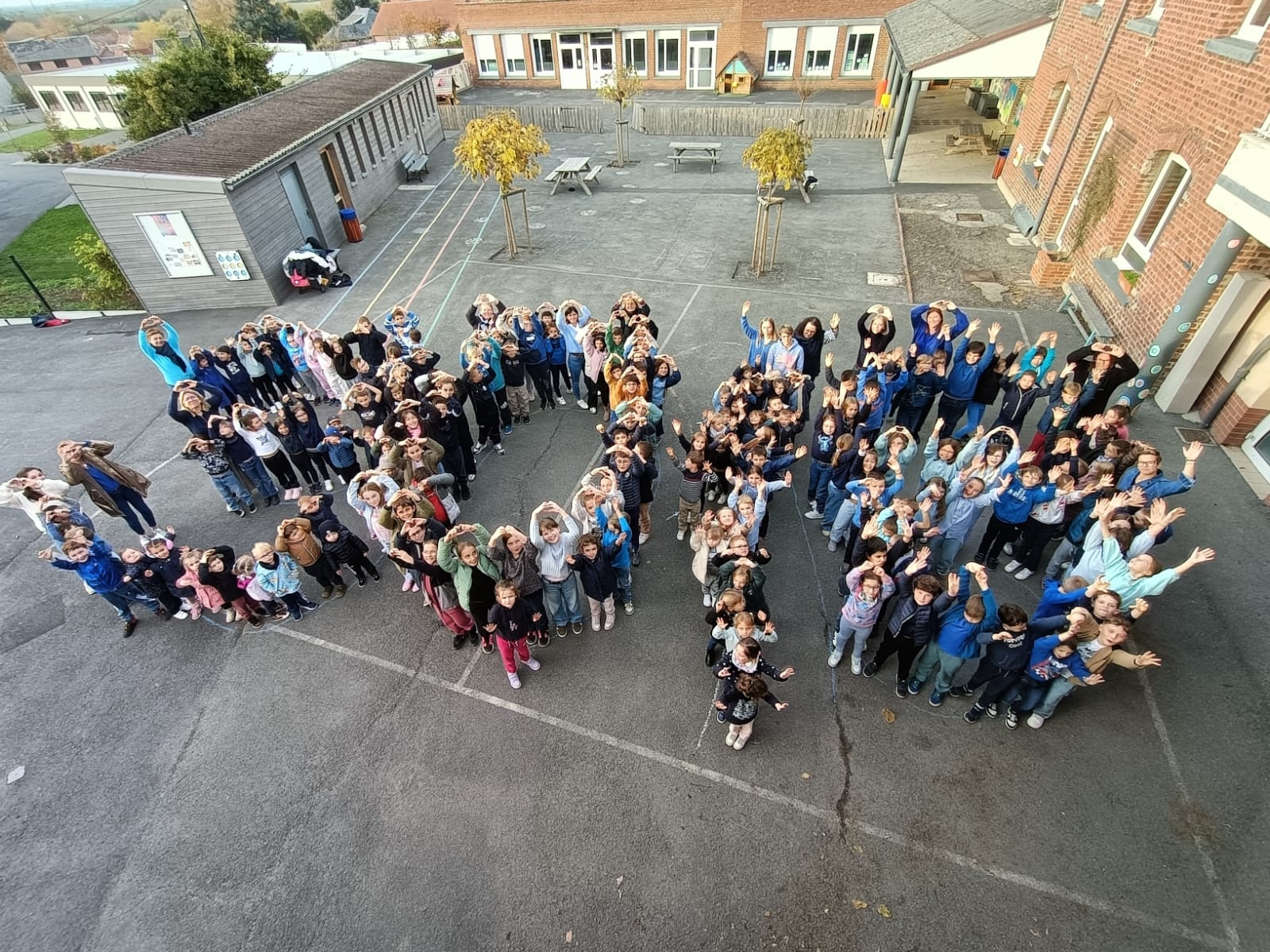 Les élèves de l'école Saint-Joseph rassemblés dans la cour