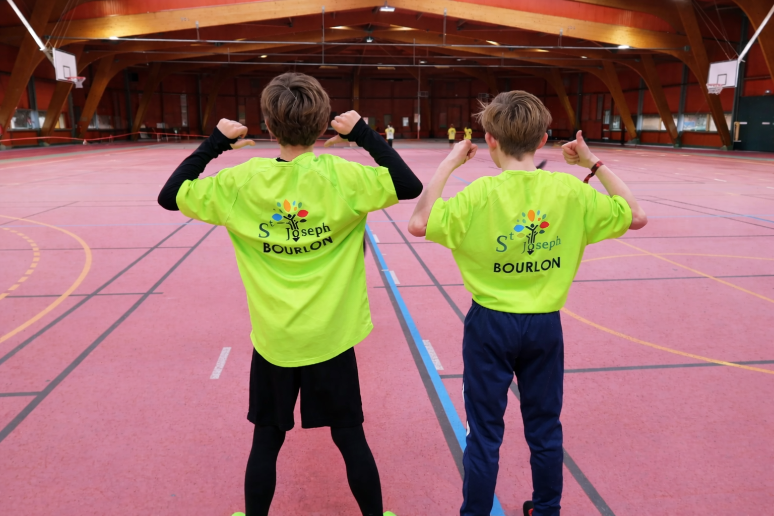 Élèves participant à une compétition d’EPS