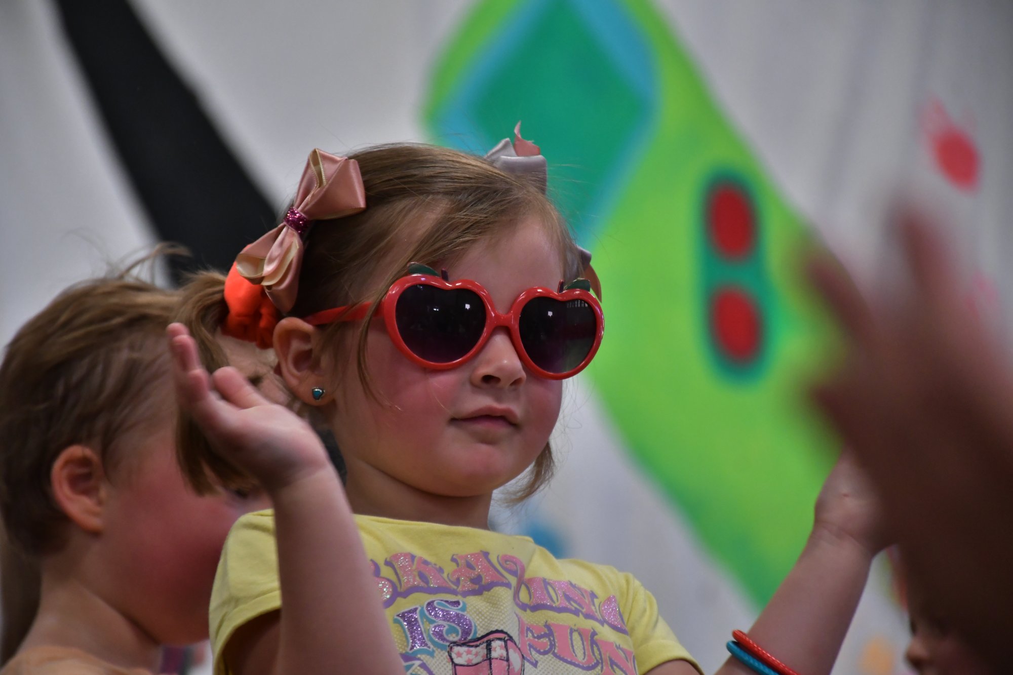 Petite fille à la kermesse de l'école